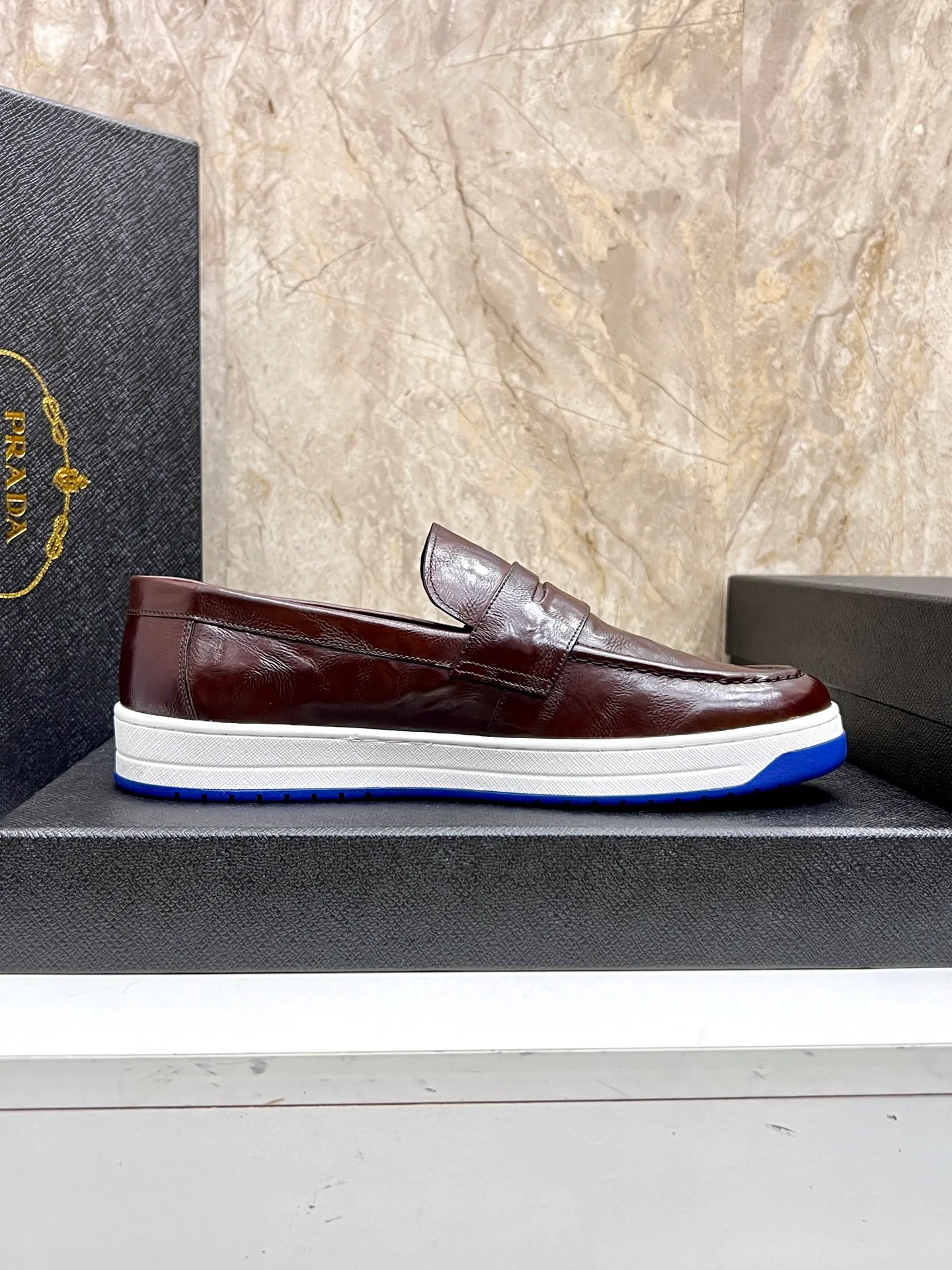 💰620 Prada classic men’s lace-up casual shoes｜Imported cowhide upper｜Layered stitching design on the upper Lightweight and breathable｜Soft and comfortable｜PRADA letters on the side｜Distinctive sporty style Showing the brand style｜Lightweight embossed rubber sole｜With cowhide foot pad lining｜Excellent foot feel Fashionable and elegant｜Size: 38-44 (customized at 45)